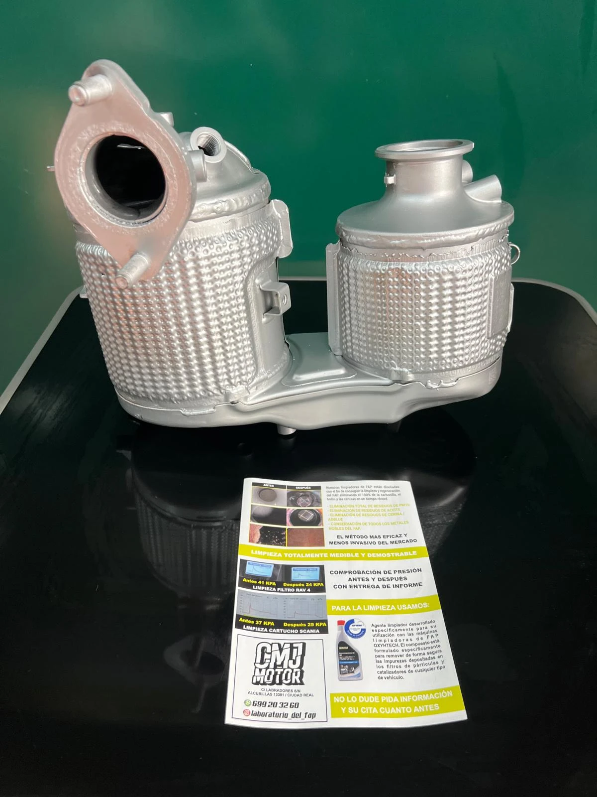 Filtro de partículas limpio junto a un folleto de CMJ Motor